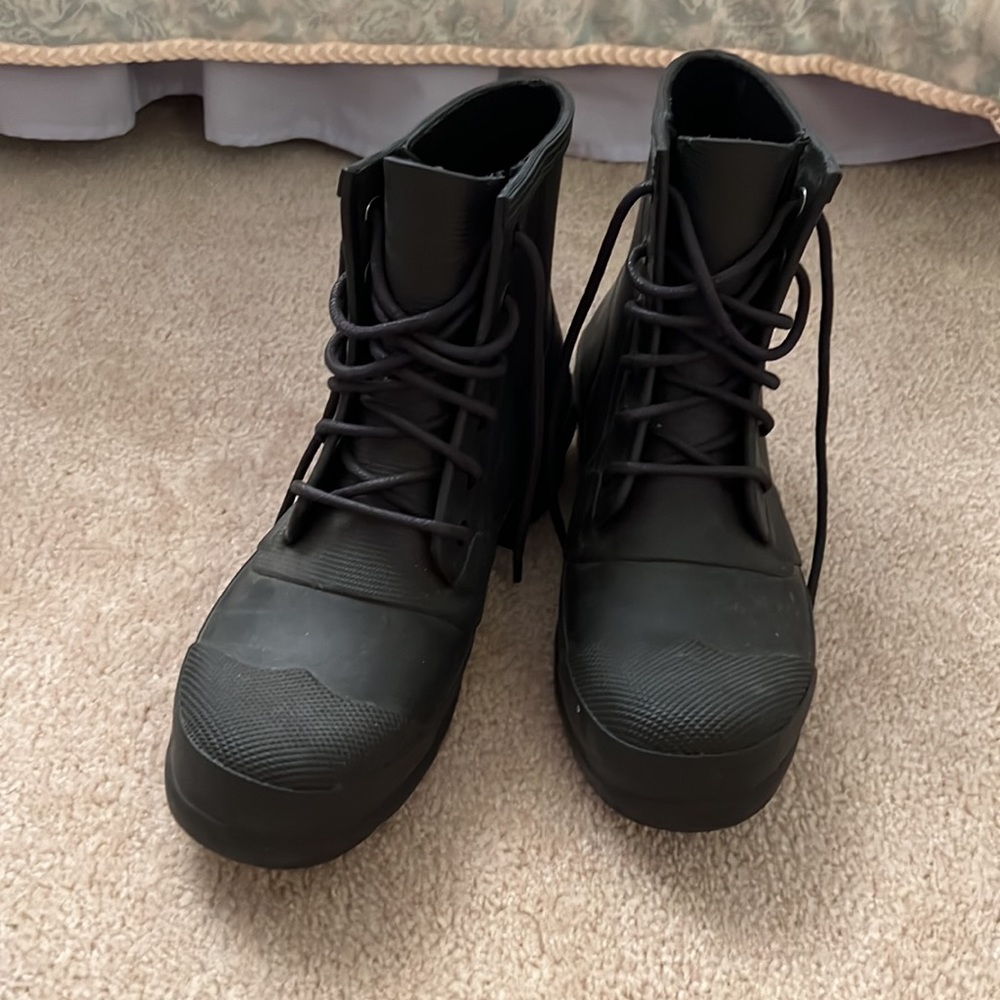 Hunter Mens rain boot winter combat boot very gently worn in perfect condition